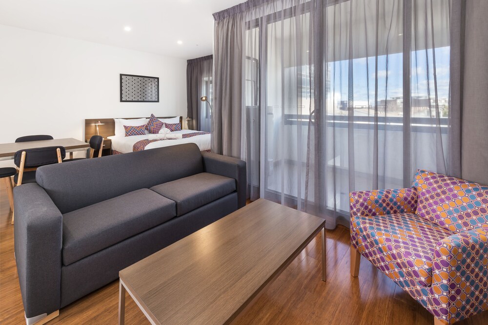 City Edge Dandenong Apartment Hotel