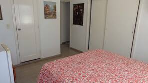 Een minibar, een kluis op de kamer, een strijkplank/strijkijzer