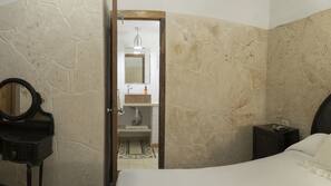 Minibar, coffre-forts dans les chambres, draps fournis