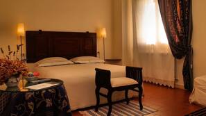 Biancheria da letto di alta qualità, una scrivania