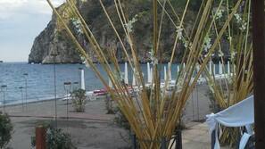 Plage privée, chaises longues, parasols