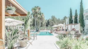 Piscine extérieure, cabanons gratuits, parasols de plage