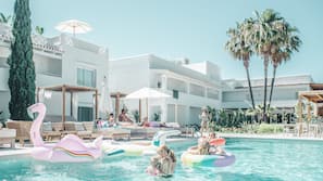 Piscine extérieure, cabanons gratuits, parasols de plage