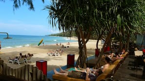 Am Strand, Liegestühle, Sonnenschirme, Strandtücher