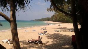 Am Strand, Liegestühle, Sonnenschirme, Strandtücher