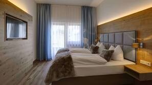 Minibar, Zimmersafe, Schreibtisch, kostenloses WLAN