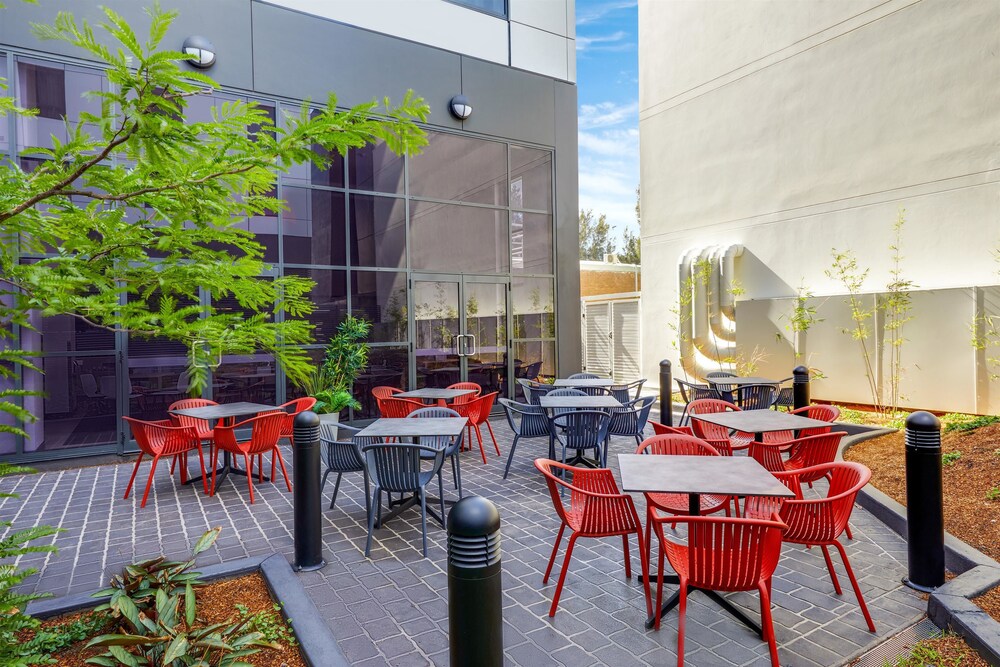 Courtyard, Travelodge Hotel Sydney Airport