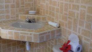 Douche, articles de toilette gratuits, sèche-cheveux