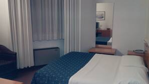 Minibar, värdeförvaringsskåp på rummet och skrivbord