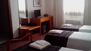 Minibar, värdeförvaringsskåp på rummet och skrivbord
