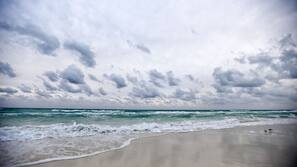 Ubicación a pie de playa, arena blanca y toallas de playa