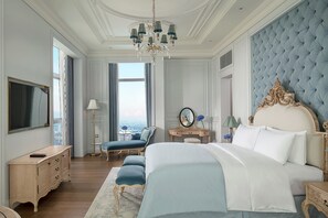 1 bedroom, Egyptian cotton sheets, premium bedding, down comforters