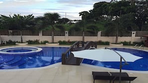 Outdoor pool, free cabanas, sun loungers