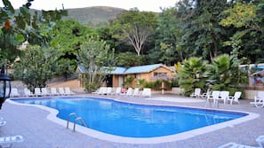 2 outdoor pools