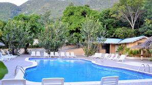 2 outdoor pools