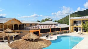 2 outdoor pools