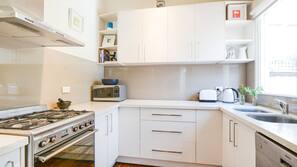 Full-sized fridge, microwave, oven, hob