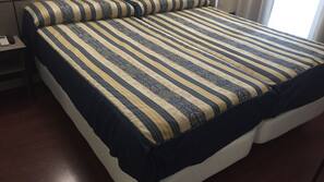 Caja fuerte, cortinas opacas, wifi gratis