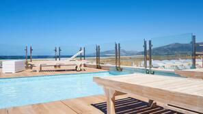 Piscine couverte, piscine extérieure, chaises longues