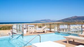 Piscine couverte, piscine extérieure, chaises longues