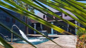 Outdoor spa bath