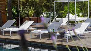 2 outdoor pools, a rooftop pool