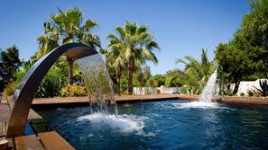 Outdoor spa bath