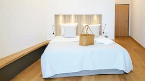 Hochwertige Bettwaren, Zimmersafe, Schreibtisch, Bügeleisen/Bügelbrett