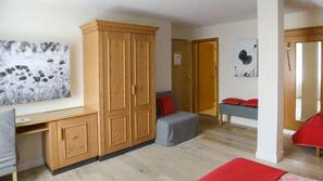 Hochwertige Bettwaren, Zimmersafe, Schreibtisch, Bügeleisen/Bügelbrett
