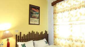 2 bedrooms, desk, blackout drapes, free WiFi