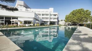 Outdoor pool, pool umbrellas, sun loungers