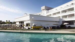 Outdoor pool, pool umbrellas, sun loungers