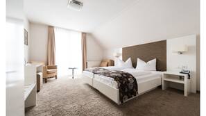 Minibar, Zimmersafe, Schreibtisch, kostenloses WLAN