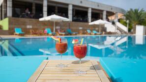 Piscine extérieure, parasols de plage, chaises longues