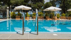 Piscine extérieure, parasols de plage, chaises longues