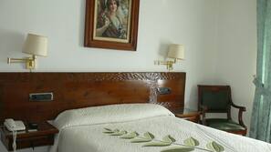 Escritorio, cortinas opacas, wifi gratis