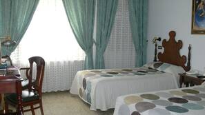 Escritorio, cortinas opacas, wifi gratis