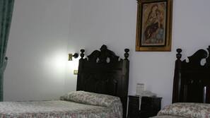 Escritorio, cortinas opacas, wifi gratis