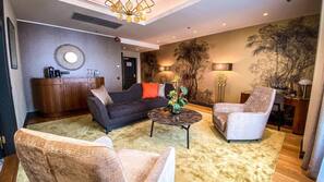 Minibar, in-room safe, desk, iron/ironing board