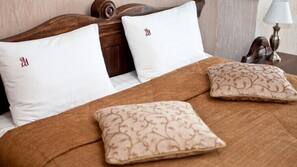Premium bedding, iron/ironing board, free cots/infant beds