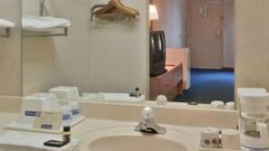 Combined shower/tub, free toiletries, hair dryer, towels
