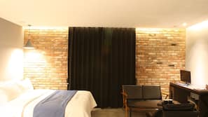 Escritorio, cortinas opacas, wifi gratis