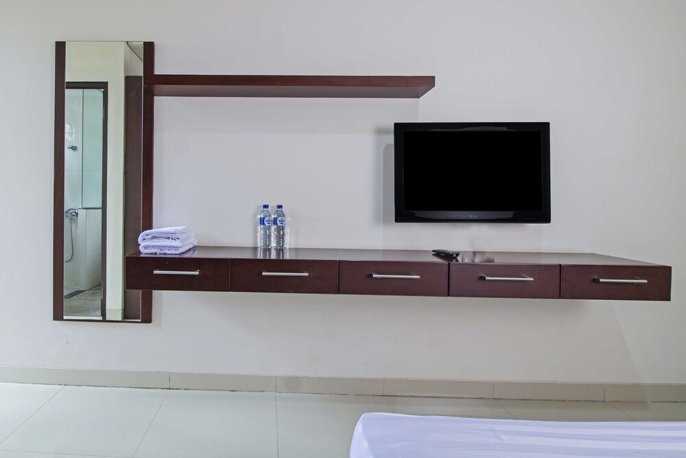 Reddoorz Plus Near Ambassador Mall Jakarta Idn Best Price - 