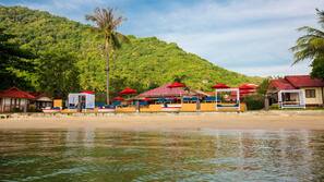บนชายหาด