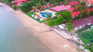 บนชายหาด