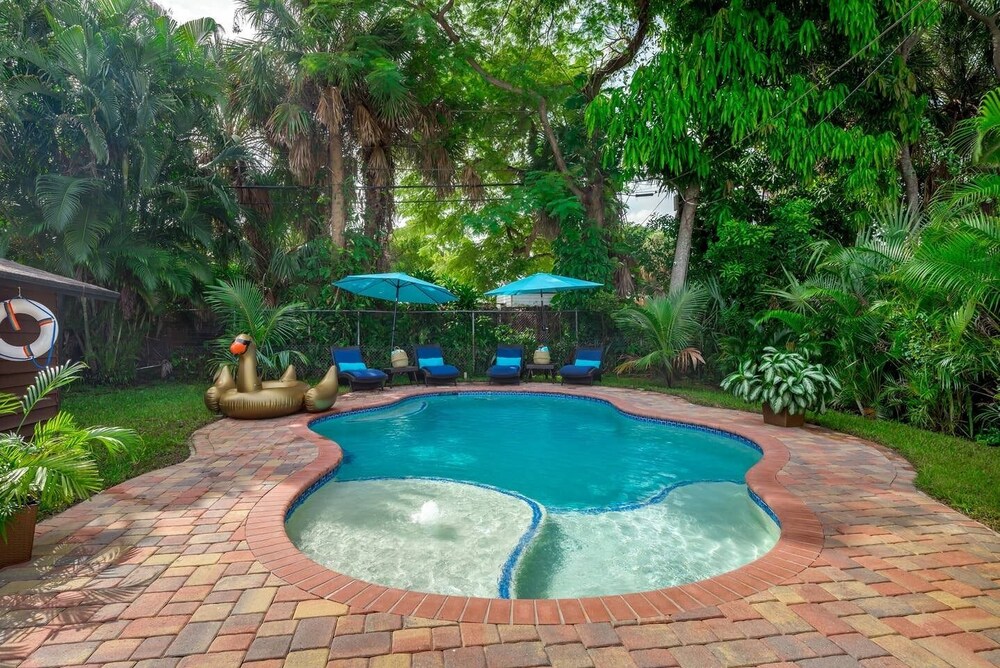 ⭐Rare⭐Private Heated Pool⭐5 Min To Beach ⭐ Outdoor Grill⭐ Lush Tropical Backyard