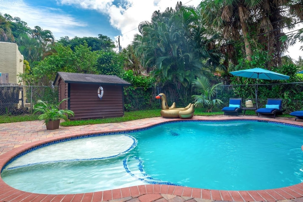 ⭐Rare⭐Private Heated Pool⭐5 Min To Beach ⭐ Outdoor Grill⭐ Lush Tropical Backyard