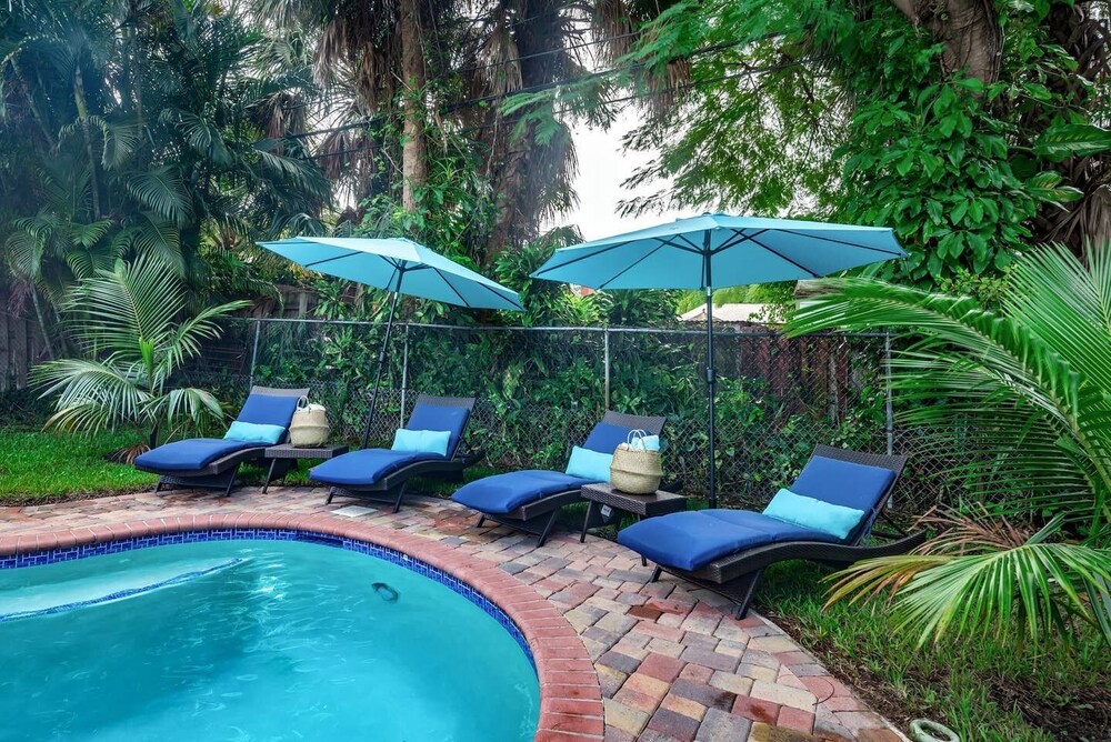 ⭐Rare⭐Private Heated Pool⭐5 Min To Beach ⭐ Outdoor Grill⭐ Lush Tropical Backyard