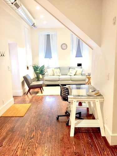 Check Expedia for Availability of Spacious Apartment in Historic Old City Philadelphia