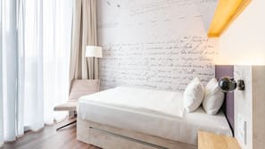 Hypo-allergenic bedding, desk, blackout curtains, free cots/infant beds